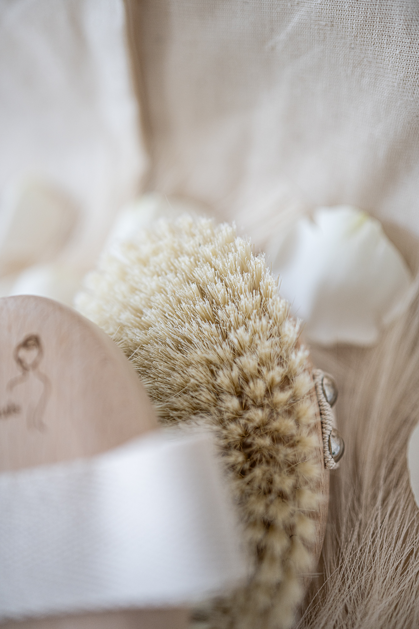 Photo by: Daniel Krzewinski (www.zkumeku.pl) Miękka szczotka do masażu ciała – Idealna do masażu i ujędrniania